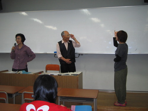 学生が当事者の方に通訳