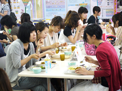 限定ランチを選択した人ばかりのテーブル