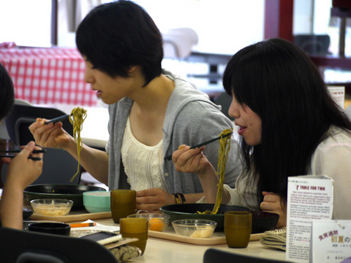 瓦そばは、茶そばを使っています。