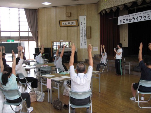 椅子に座ってエクササイズ