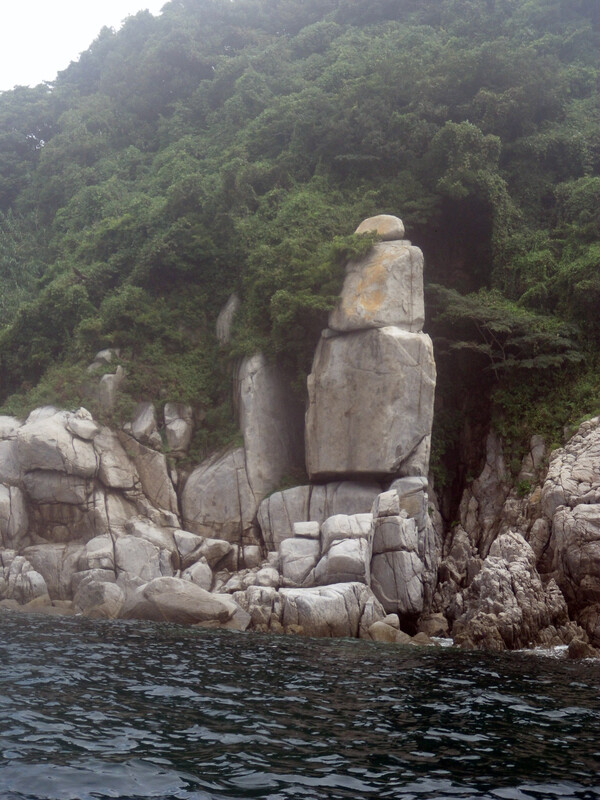 長島崩れそうで崩れない岩
