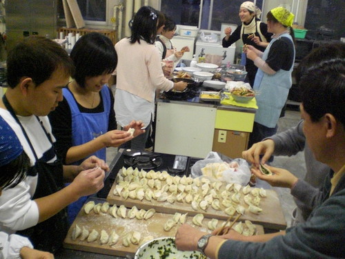 中国チームの餃子作り：包むのはたいへん