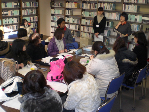 図書館職員による始業前のガイダンス