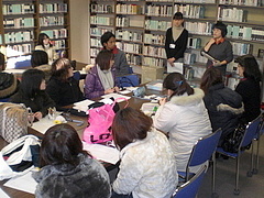 図書館職員による始業前のガイダンス