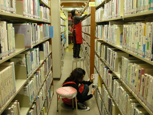 開架図書の点検作業