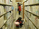 開架図書の点検作業