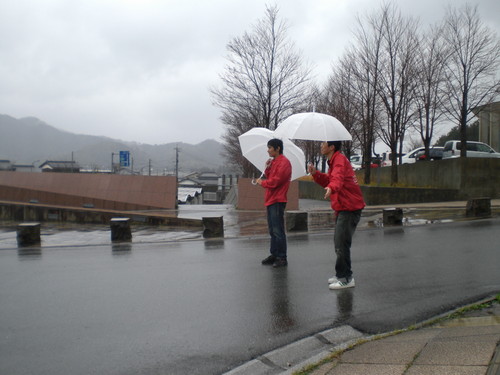 あいにくの悪天候、駐車場係もたいへんです