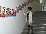 会場ロビーや通路には大量のポスター「貼るのたいへんだったろうね」