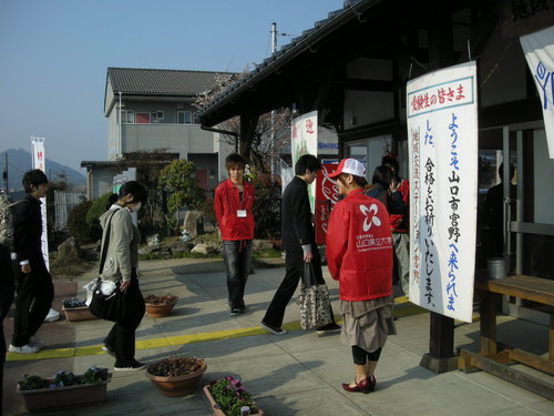 試験を終えた受験生を出迎えます