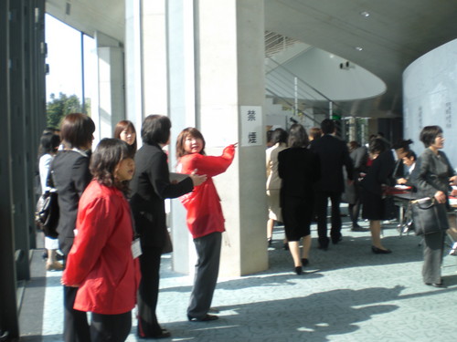 会場ロビーでの案内