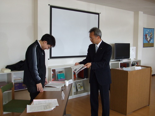 被告人に証拠を提示する