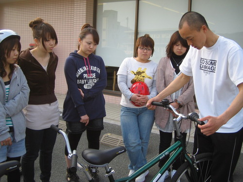 自転車の扱いを郭さんから習う