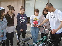 自転車の扱いを郭さんから習う