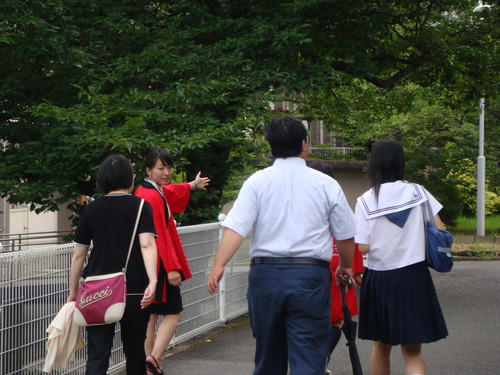 学内を案内１