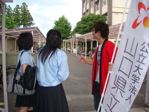学内を案内２