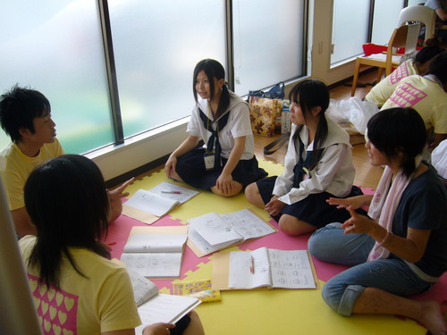 大学生と話す高校生