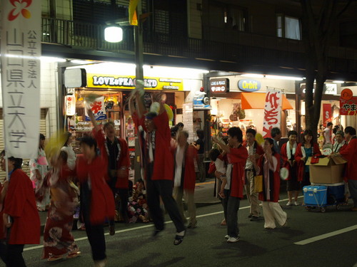 踊りもたけなわ