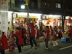 踊りもたけなわ
