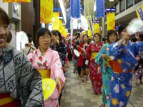 留学生も浴衣姿で踊ります