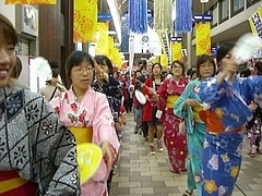 留学生も浴衣姿で踊ります
