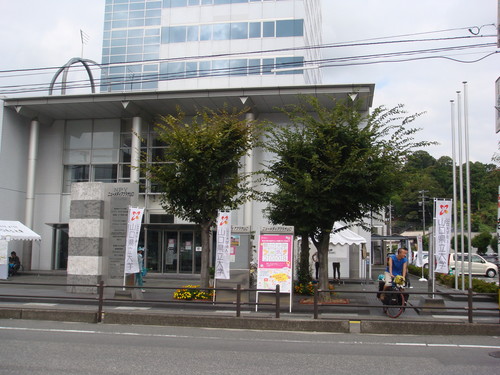 向かいの歩道から