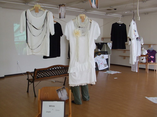 White がテーマのTシャツ