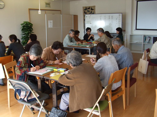 カードに考えを書く