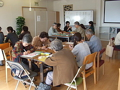 カードに考えを書く