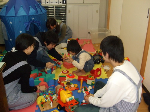 学生はお揃いのエプロンで託児