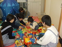 学生はお揃いのエプロンで託児