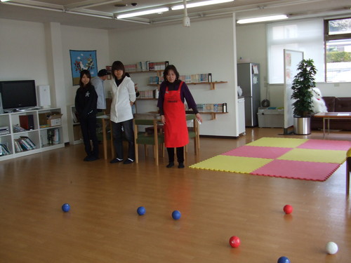 ボランティアさんとボッチャを楽しむ