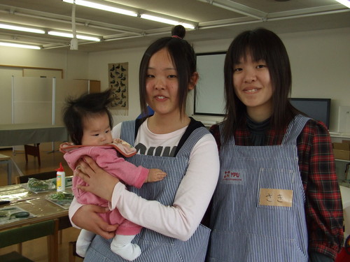 高校生も赤ちゃんをだっこ