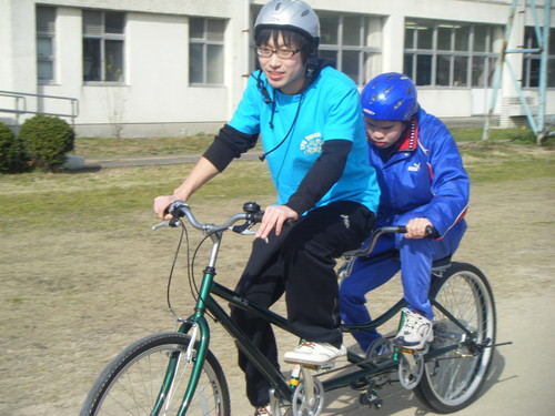 男子学生とびゅんびゅん
