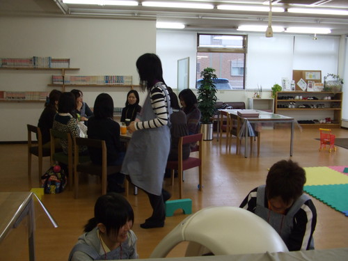 お母さんたちは、安心しておしゃべり