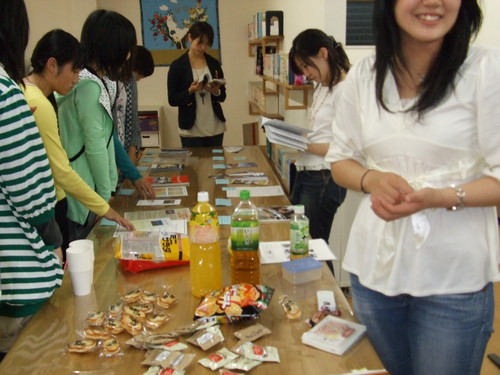資料も紹介しました（お菓子は別）