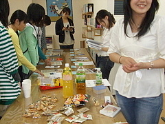 資料も紹介しました（お菓子は別）