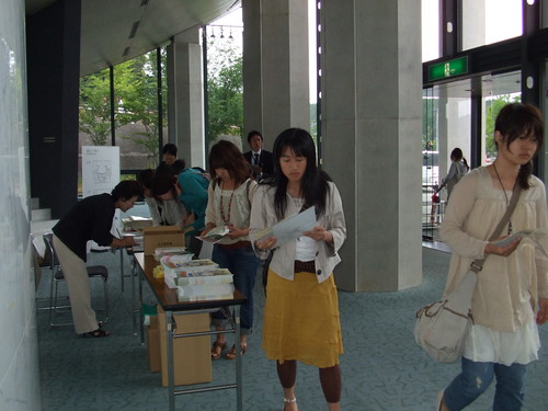 続々と集まる学生