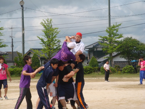 男子の騎馬戦は迫力満点