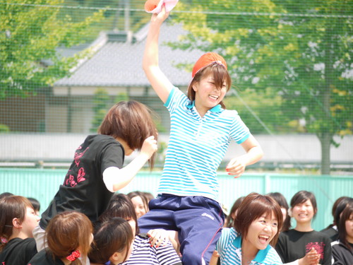 注目の女騎馬戦