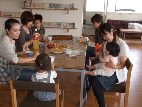 おしゃべりしながらオヤツタイム