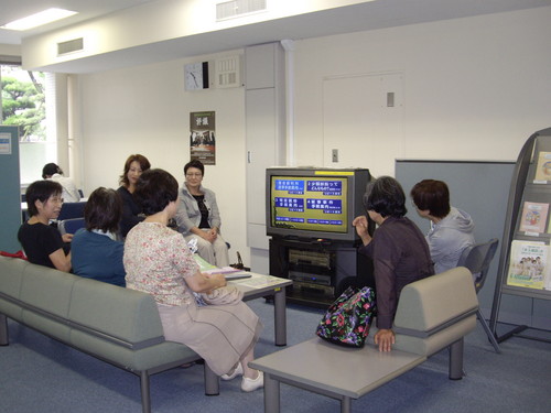 待合室でビデオ学習