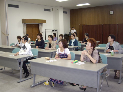 事前の説明を熱心に聞く