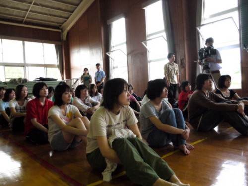 熱心に耳を傾ける学生さんたち