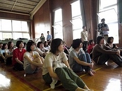 熱心に耳を傾ける学生さんたち