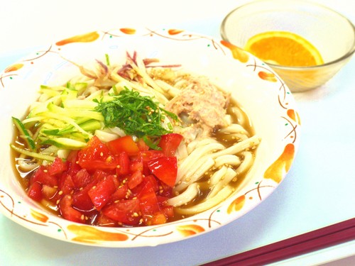 7月17日(金)　“ツナとトマトのぶっかけうどん”～フルーツ付き～