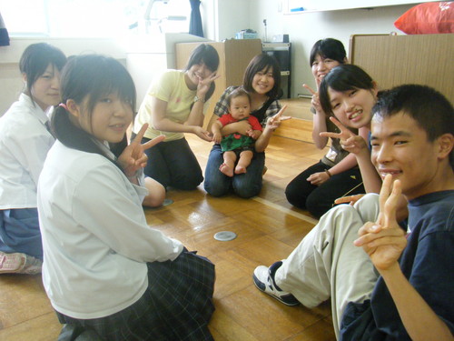 グループ別に分かれて自己紹介中。みんな良い笑顔で雰囲気