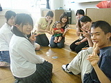 グループ別に分かれて自己紹介中。みんな良い笑顔で雰囲気