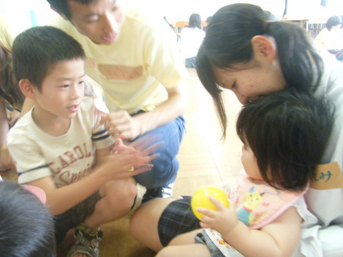 小さい子どもと交流中の様子。高校生も気負い無く接しています