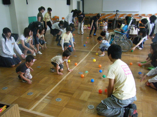 玉投げ中の様子。勝負なので子どもたちを中心に白熱しています♪