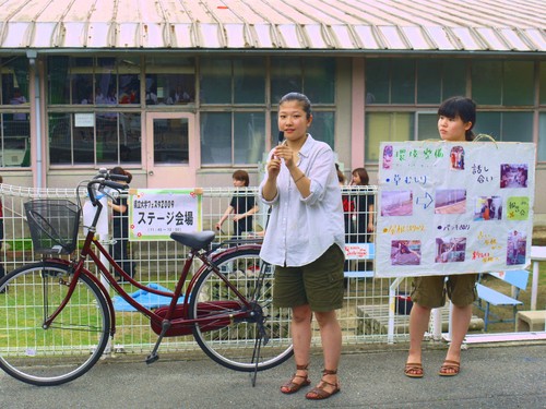 ステージで活動ＰＲ中